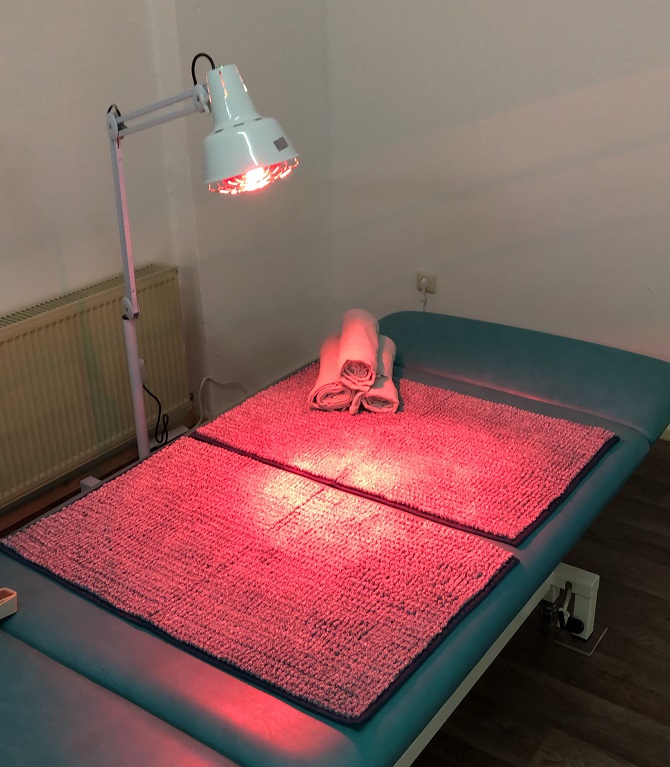 Tiefenwärmebehandlung auf dem Therapietisch